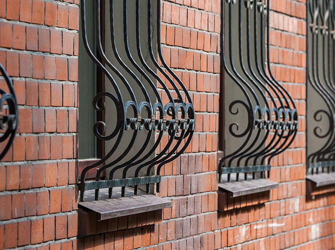 Mauer in Kassel mit edler Metallarbeit am Fenster